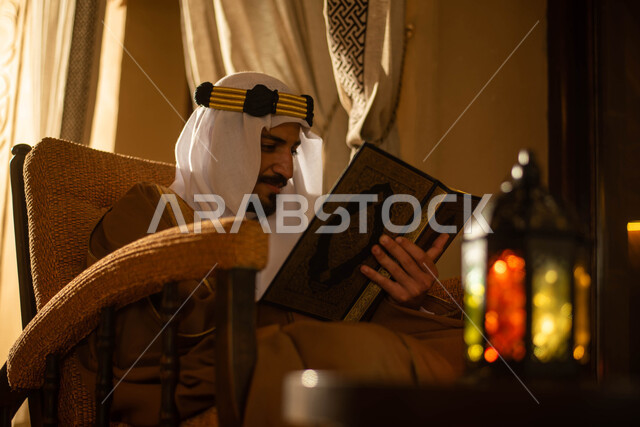 يوم التأسيس السعودي ، رجل عربي خليجي سعودي يرتدي زي تراثي شعبي سعودي ويمسك المصحف الشريف، قراءة وتلاوة القرآن الكريم، حفظ القران الكريم ، ذكر الله