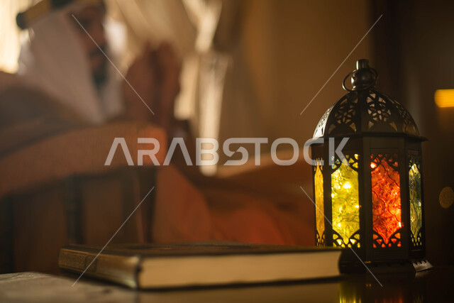 صورة مقربة لرجل عربي خليجي سعودي يرتدي زي تراثي شعبي سعودي يرفع يديه لاعلى للدعاء والتضرع الى الله ،  العبادة والتقرب الى الله  ، أذكار وأدعية ، إسلاميات وعبادة ، فانوس رمضان، شهر رمضان الكريم