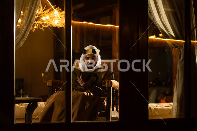 حفظ القران الكريم، يوم التأسيس السعودي ، رجل عربي خليجي سعودي يرتدي زي تراثي شعبي سعودي ويمسك المصحف الشريف، قراءة وتلاوة القرآن الكريم ، ذكر الله