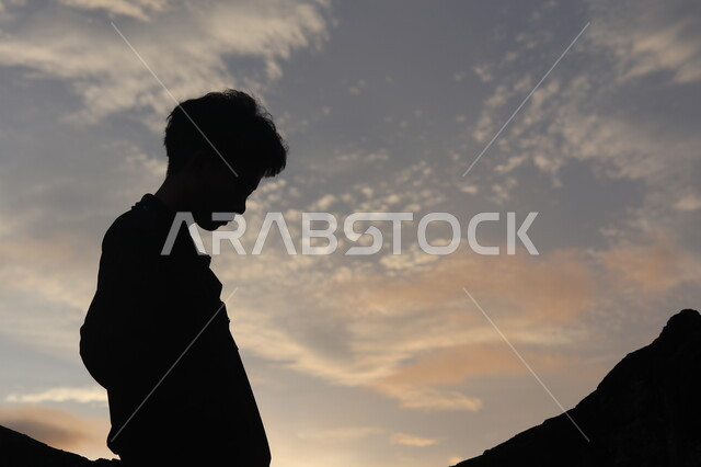 صورة ظلية لولد يقف بين الصخور الجبلية، منظر غروب الشمس على التلال الرملية، التأمل والتفكير , مناظر طبيعيه, سيلوليت، خلفيات الطبيعة 