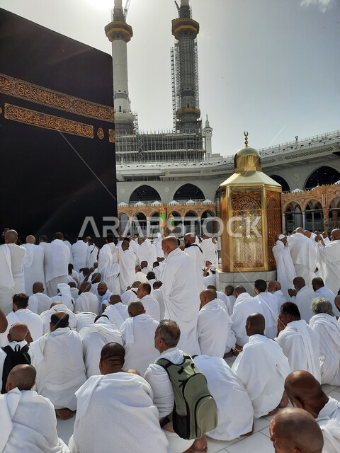 حجاج بيت الله الحرام يقومون بالصلاة في الحرم المكي الشريف في مكة المكرمة بالمملكة العربية السعودية، الكعبة المشرفة في مكة المكرمة، اداء مناسك الحج والعمرة، اماكن اسلامية مقدسة