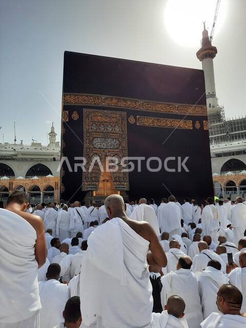 حجاج بيت الله الحرام يقومون بالصلاة في الحرم المكي الشريف في مكة المكرمة بالمملكة العربية السعودية، الكعبة المشرفة في مكة المكرمة، اداء مناسك الحج والعمرة، اماكن اسلامية مقدسة