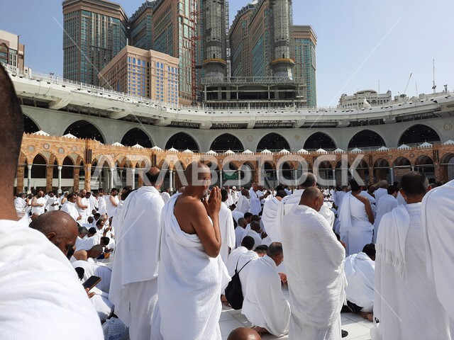 حجاج بيت الله الحرام يقومون بتأدية الصلاة في الحرم المكي الشريف، اداء مناسك الحج والعمرة،  الكعبة المشرفة في مكة المكرمة بالمملكة العربية السعودية، اماكن اسلامية مقدسة