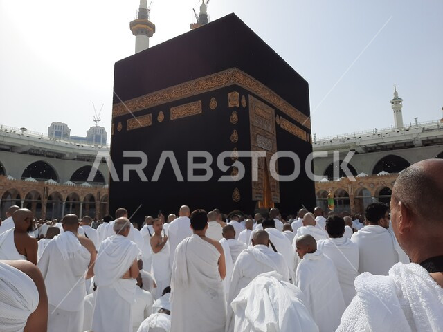 حجاج بيت الله الحرام يقومون بالطواف حول الكعبة المشرفة، اداء مناسك الحج والعمرة، الحرم المكي الشريف في مكة المكرمة بالمملكة العربية السعودية، اماكن اسلامية مقدسة