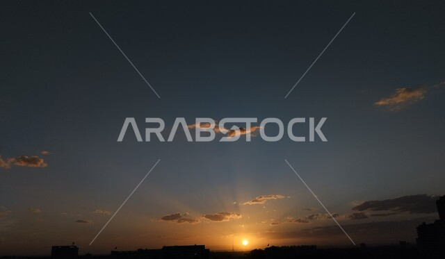 غروب الشمس في السماء، السحب والغيوم البيضاء، اشعة الشمس وقت الغروب، مناظر طبيعية، خلفية الطبيعة