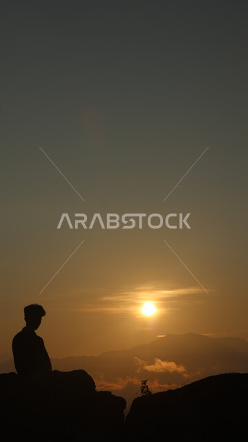 صورة ظلية لشاب في المناطق الطبيعية وقت غروب الشمس، التلال والمرتفعات الجبلية، القمم الجبلية الصخرية، مناظر طبيعية، خلفية الطبيعة