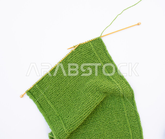 حياكة الخيوط الصوف، قماش اخضر اللون، مهارة الخياطة والتطريز، ابرة حياكة الصوف، اعمال ومهن يدوية، خلفية بيضاء