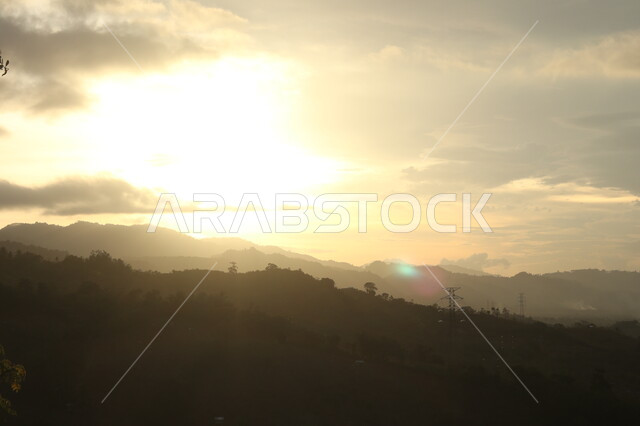 اشعة الشمس على الجبال والمرتفعات اثناء شروق الشمس، شروق الشمس في المناطق الجبلية، المناظر الطبيعية وقت شروق الشمس، خلفية الطبيعة