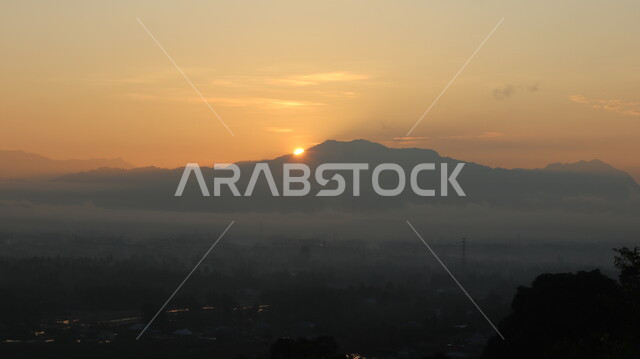 المناظر الطبيعية وقت شروق الشمس، اشعة الشمس على الجبال والمرتفعات اثناء شروق الشمس، شروق الشمس في المناطق الجبلية، خلفية الطبيعة