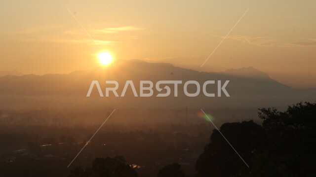 شروق الشمس في المناطق الجبلية، اشعة الشمس على الجبال والمرتفعات اثناء شروق الشمس، مناظر طبيعية وقت شروق الشمس، خلفية الطبيعة
