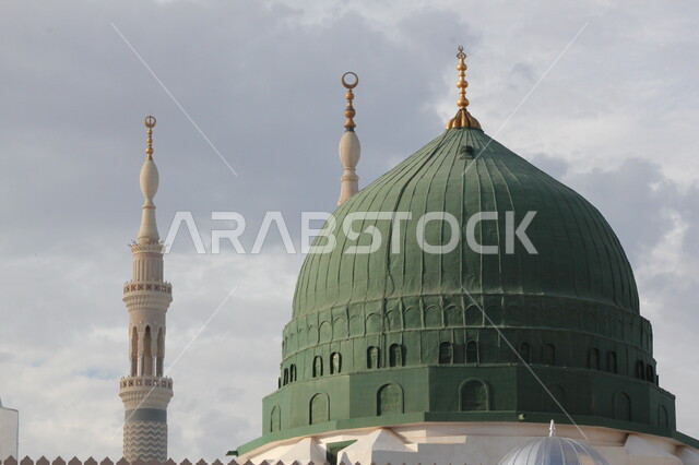 صورة مقربة للقبة الخضراء في المسجد النبوي بالمدينة المنور في السعودية، مئذنة المسجد النبوي الشريف، مسجد رسول الله، معالم اسلامية مقدسة