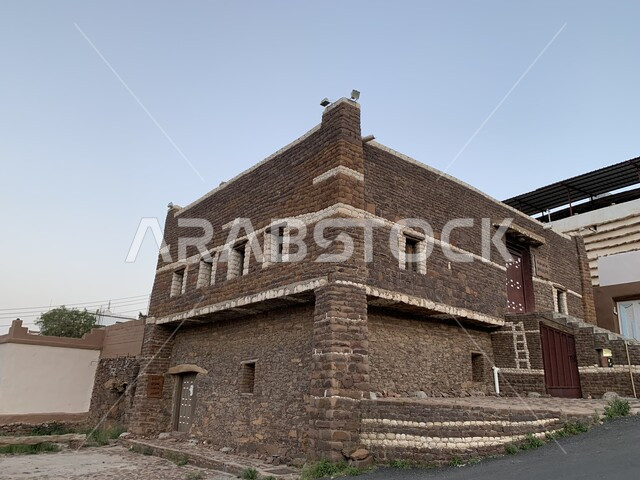 بيوت تراثية طينية في ابها بعسير في السعودية، معالم تاريخية اثرية قديمة، القرى والمدن التاريخية، منازل ابها القديمة، الفن المعماري العربي القديم