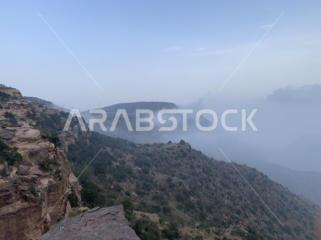 جبال ابها المغطى بالغيوم والسحب، الطبيعة الجبلية في ابها في عسير بالمملكة العربية السعودية، القمم والمرتفعات الجبلية، الاشجار والنباتات الخضراء، خلفية الطبيعة