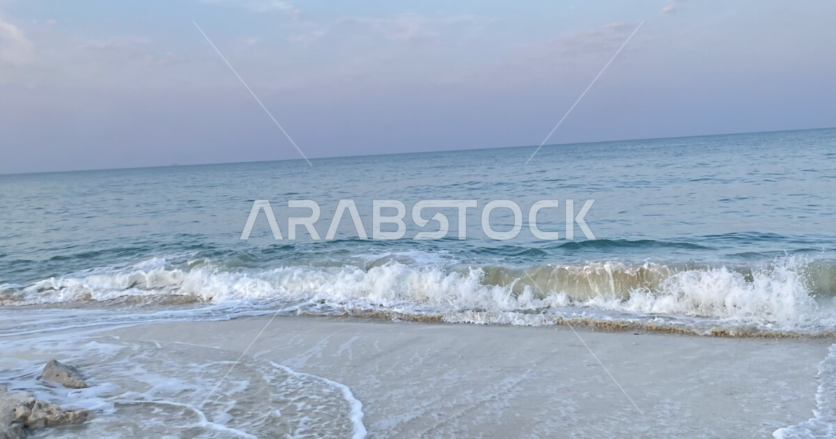 امواج البحر الهادئة على شواطئ المملكة العربية السعودية، رمال شاطئ البحر ...