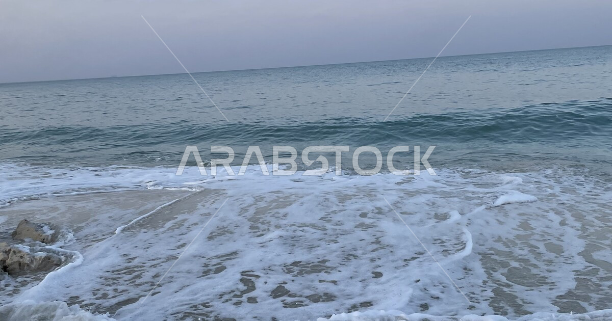 امواج البحر الهادئة على شواطئ المملكة العربية السعودية، رمال شاطئ البحر ...