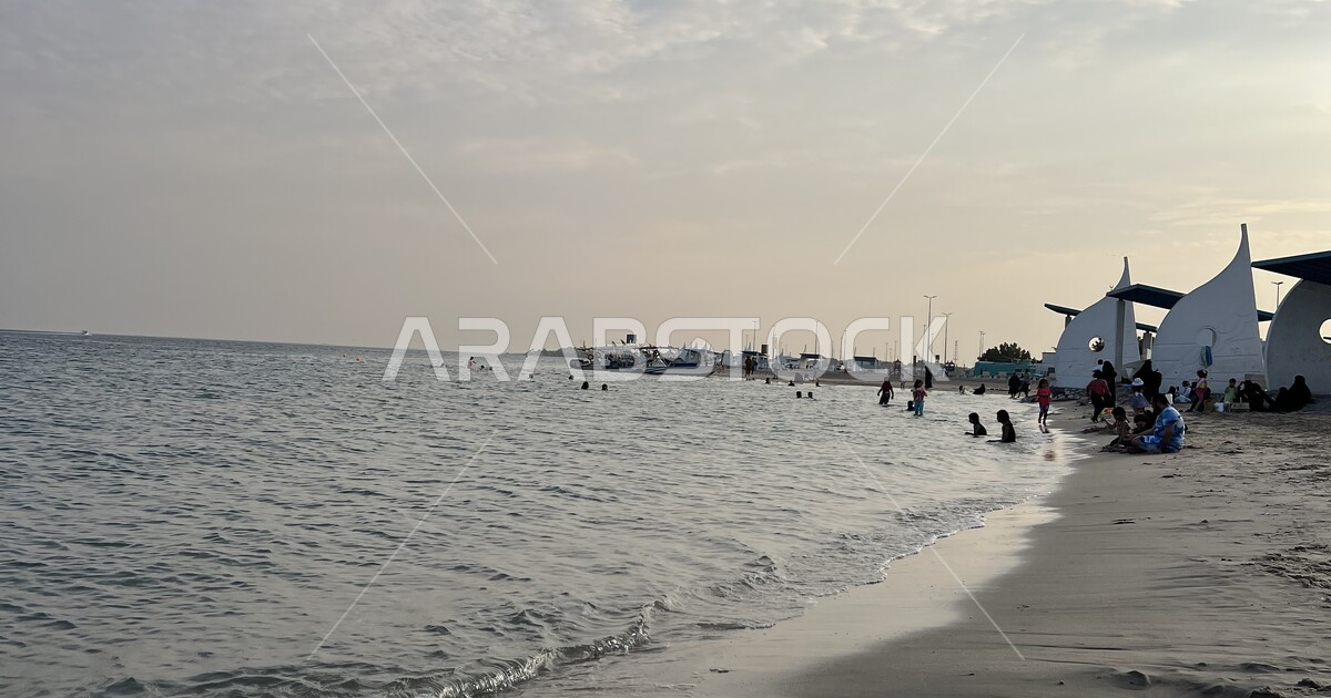 امواج البحر الهادئة على شاطئ البحر، رمال البحر الناعمة، السحب البيضاء ...