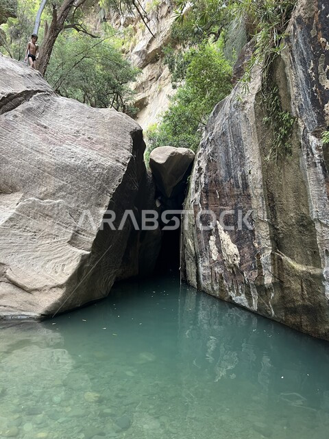 وادي لجب في جازان بالمملكة العربية السعودية، المياه الزرقاء بين صدع جبلي، القمم والمرتفعات الصخرية، التكوينات الصخرية الطبيعية، الاشجار والنباتات الخضراء، معالم جازان المشهورة، السياحة في السعودية