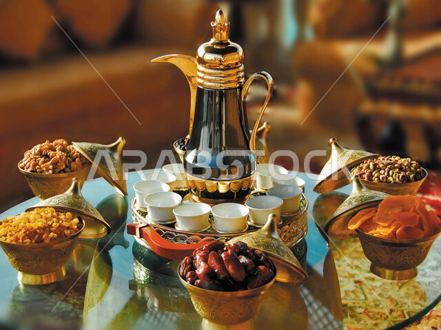 دلة قهوة عربية مع فناجين قهوة، الضيافة السعودية، أطباق متنوعة من الضيافة ، حسن الضيافة والإستقبال، القهوة العربية، أجواء رمضانية