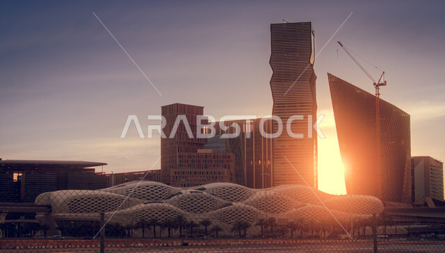اشعة الشمس بين ابراج مركز الملك عبد الله المالي (كافد) في الرياض بالمملكة العربية السعودية، الابراج وناطحات السحاب، محطة قطار الرياض، الفن الهندسي المعماري، ابراج ومعالم الرياض المشهورة