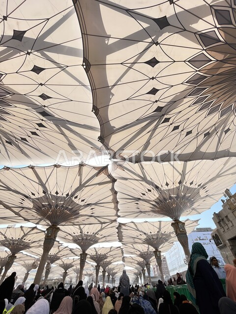 المظلات الإلكترونية في المسجد النبوي الشريف، ساحة الحرم النبوي في المدينة المنورة بالسعودية، تجمع المسلمون في المجمع الخارجي للمسجد النبوي، أماكن إسلامية مقدسة، معالم دينية إسلامية