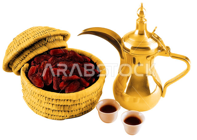 دلة قهوة عربية مع فنجانين القهوة وطبق التمر، تقديم القهوة الساخنة، الضيافة السعودية في رمضان، حسن الضيافه والإستقبال، أعياد ومناسبات، خلفية بيضاء
