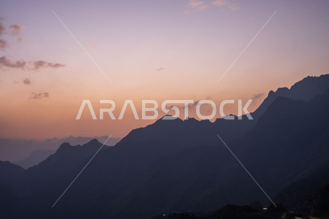 الجبال والمرتفعات الصخرية في الطائف غرب المملكة العربية السعودية وقت غروب الشمس، الطبيعة الجبلية في الطائف، القمم والمرتفعات الجبلية، جبال الطائف، السياحة في السعودية