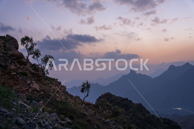 الجبال والمرتفعات الصخرية في الطائف غرب المملكة العربية السعودية وقت غروب الشمس، الطبيعة الجبلية في الطائف، القمم والمرتفعات الجبلية، جبال الطائف، السياحة في السعودية