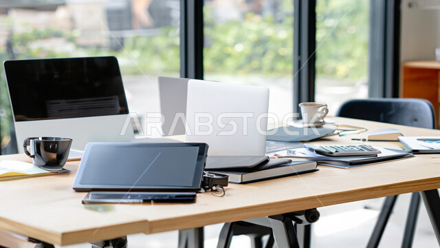 تطور التقنيه والتكنولوجيا, مكاتب العمل المجهزة بالأجهزه التقنيه الحديثه , شركات ومكاتب, بيئة عمل مكتبيه, أعمال حره مكتبيه, الكمبيوترات المحمولة على طاولة العمل .
