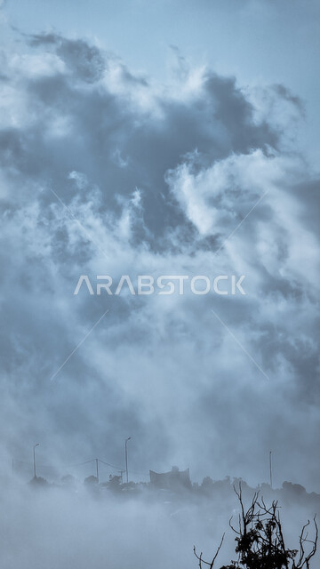 جبال ابها المغطاة بالغيوم والسحب، الطبيعة الجبلية في ابها في عسير بالمملكة العربية السعودية، القمم والمرتفعات الجبلية، الاشجار والنباتات الخضراء، خلفية الطبيعة