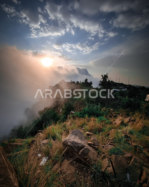 القمم والمرتفعات الجبلية في ابها في عسير في المملكة العربية السعودية، الاشجار والنباتات الخضراء,  الطبيعة الجبلية في ابها، السماء الملبدة بالغيوم وقت شروق الشمس, خلفية الطبيعة