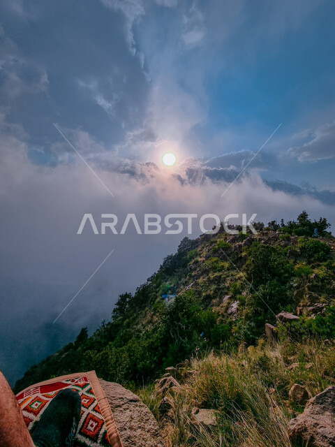  الاشجار والنباتات الخضراء, القمم والمرتفعات الجبلية في ابها في عسير في المملكة العربية السعودية وقت شروق الشمس، الطبيعة الجبلية في ابها، منظر السماء الملبدة بالغيوم, خلفية الطبيعة