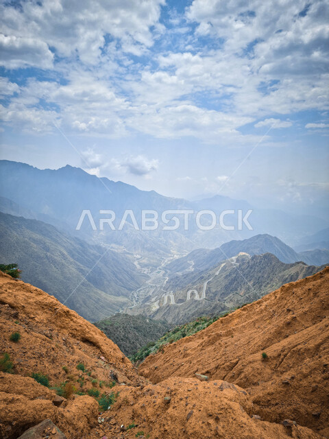القمم والمرتفعات الجبلية في ابها في عسير في المملكة العربية السعودية، الاشجار والنباتات الخضراء,  الطبيعة الجبلية في ابها، السماء الملبدة بالغيوم, خلفية الطبيعة