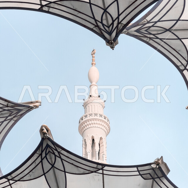 زاوية من الاسفل لمظلات إلكترونية ومئذنة المسجد النبوي الشريف في المدينة المنورة في المملكة العربية السعودية، الحرم النبوي الشريف، ​معالم المسجد النبوي، المظلات الإلكترونية في المسجد النبوي الشريف في المدينة المنورة، العبادة والتقرب إلى الله ، موسم الحج وا