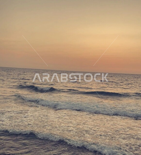 أمواج البحر الأحمر ،منظر غروب الشمس على شاطئ البحر في المملكة العربية السعودية ، أماكن ساحلية سياحية، خلفية الطبيعة البحرية في السعودية .