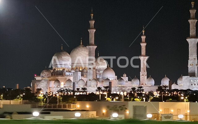 مسجد الشيخ زايد الكبير في إمارة ابو ظبي في الامارات العربية المتحدة ليلا، تصاميم معمارية اسلامية، الفن الهندسي المعماري، معالم الامارات المشهورة، اماكن اسلامية مقدسة في الامارات