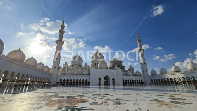 ساحة مسجد الشيخ زايد الكبير في إمارة ابو ظبي في الامارات العربية المتحدة، الفن الهندسي المعماري، تصاميم معمارية اسلامية، معالم الامارات المشهورة، اماكن اسلامية مقدسة في الامارات