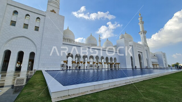 Famous landmarks of the Emirates, Sheikh Zayed Grand Mosque in the Emirate of Abu Dhabi in the United Arab Emirates, architectural engineering art, Islamic architectural designs, Islamic holy places in the Emirates