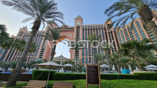 الاشجار والنباتات الخضراء في فندق اتلانتس على شاطئ البحر في مدينة دبي في الامارات العربية المتحدة، الفن الهندسي المعماري، الفنادق والمنتجعات السياحية، معالم دبي المشهورة، اماكن سياحة في الامارات