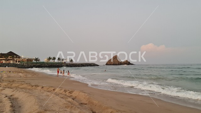 شاطئ بحر دبا في امارة الفجيرة في الامارات، امواج البحر الهادئة، رمال شاطئ البحر الناعمة، اماكن سياحية ترفيهية، السياحة في الامارات