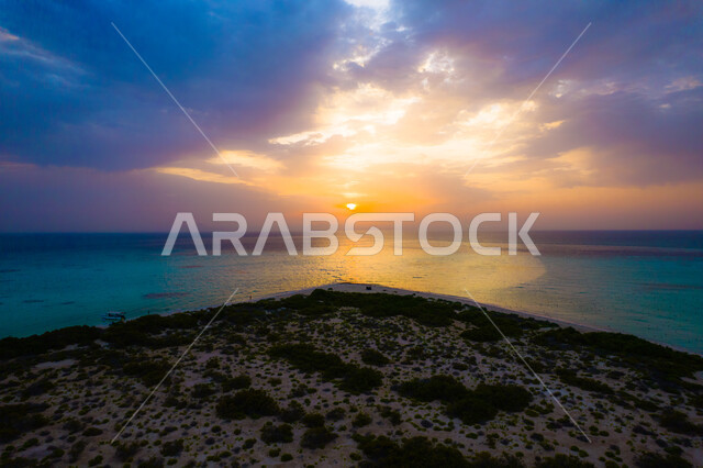 صورة بانورامية لشواطئ بحر جزيرة ماركا وقت غروب الشمس، جزيرة ماركا في عسير في السعودية، امواج البحر الهادئة، اماكن سياحية في السعودية