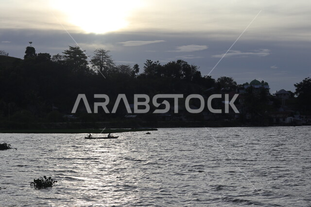 التأمل والاسترخاء, قارب وسط الماء وقت شروق الشمس على شاطئ البحر ، أماكن سياحية ساحلية , مناظر طبيعية, خلفية الطبيعة, سوليليت .