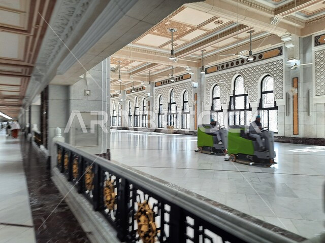 معالم دينية إسلامية، أطقم التنظيف تقوم بالتنظيف بين الصفا والمروة في المسجد الحرام في مكة المكرمة في المملكة العربية السعودية, الفن الهندسي المعماري ,العبادة والتقرب الى الله، أماكن إسلامية مقدسة،  إسلاميات وعبادة