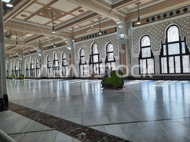  أطقم التنظيف تقوم بالتنظيف بين الصفا والمروة في المسجد الحرام في مكة المكرمة في المملكة العربية السعودية, الفن الهندسي المعماري ,العبادة والتقرب الى الله، أماكن إسلامية مقدسة، معالم دينية إسلامية، إسلاميات وعبادة