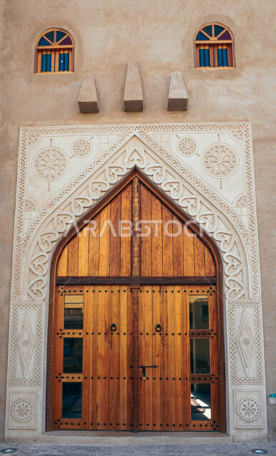 باب خشبي تراثي مزخرف قديم لسوق القيصرية التاريخي الشعبي الاثري القديم  من الخارج ، مدخل سوق القيصرية في مدينة الأحساء (أرض الحضارة) في المملكة العربية السعودية ، المعالم السياحية في السعودية