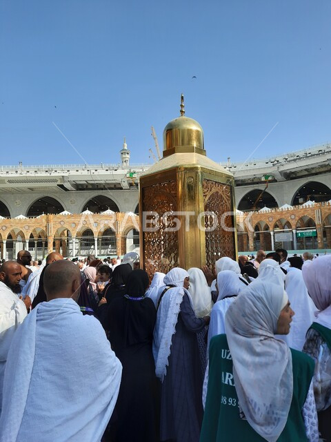 مقام إبراهيم عليه السلام، حجاج بيت الله الحرام في الحرم المكي الشريف بمكة المكرمة في المملكة العربية السعودية، أداء مناسك الحج والعمرة، الطواف حول الكعبة المشرفة،  الشعائر الدينية، العبادة والتقرب إلى الله، اسلاميات وعبادة، أماكن إسلامية مقدسة