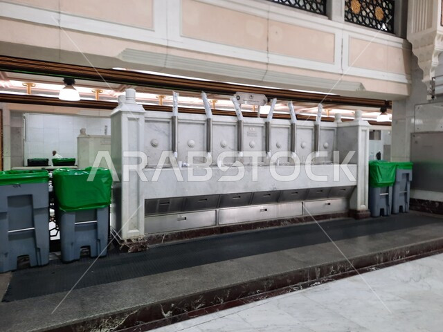 مبردات مياه زمزم بين الصفا والمروة  داخل المسجد النبوي في المدينة المنورة في المملكة العربية السعودية ، الحرم النبوي الشريف ، اماكن اسلامية مقدسة ، اسلاميات وعبادة