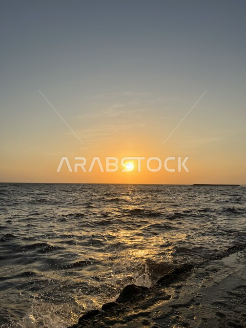 امواج البحر الهادئة على شاطئ البحر، اشعة الشمس على مياه البحر، مناظر طبيعية وقت غروب الشمس، خلفية الطبيعة