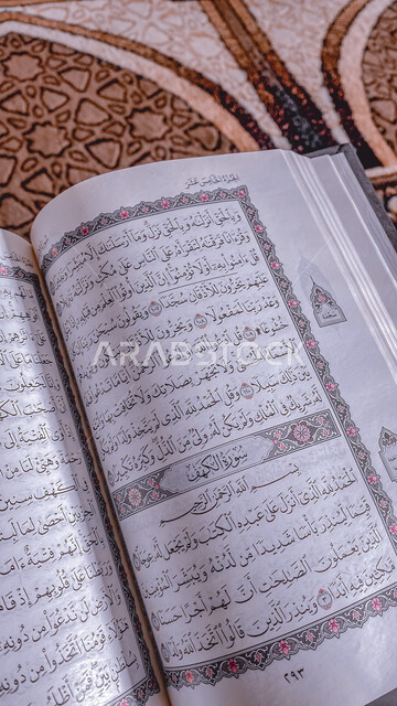 صورة مقربة لكتاب الله تعالى، آيات وسور قرآنية، قراءة المصحف الشريف يوم الجمعة، سورة الكهف في القرآن الكريم، تلاوة وتجويد وحفظ القرآن، كلام الله