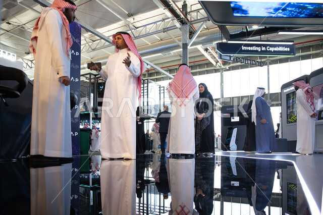 اجتماع رجال  عرب سعوديين خليجيين في مؤتمر ليب العالمي التقني 2023 في مدينة الرياض, استضافة خبراء التقنيات المستقبيله في المؤتمر, منصه عالميه للتقنيات المستقبيله والذكاء الاصطناعي, التقدم التقني والإبتكارات الحديثه , نحو افاق جديده لاستكشاف الانترنت والفضا