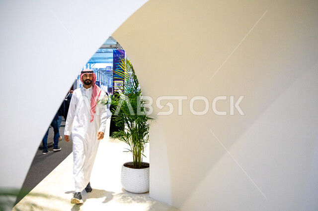 منصه عالميه للتقنيات المستقبيله والذكاء الاصطناعي, رجل عربي خليجي سعودي في مؤتمر ليب العالمي التقني 2023 في مدينة الرياض, الإبتكارات الحديثه و التقدم التقني , نحو افاق جديده لاستكشاف الانترنت والفضاء الخارجي